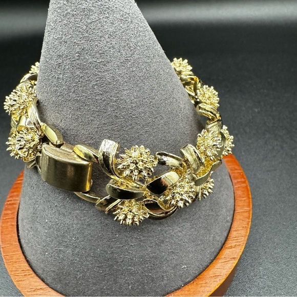 Vintage Signed Coro Pegasus Mid Century Gold Tone Ornate Textured Bracelet 7in - Picture 11 of 14